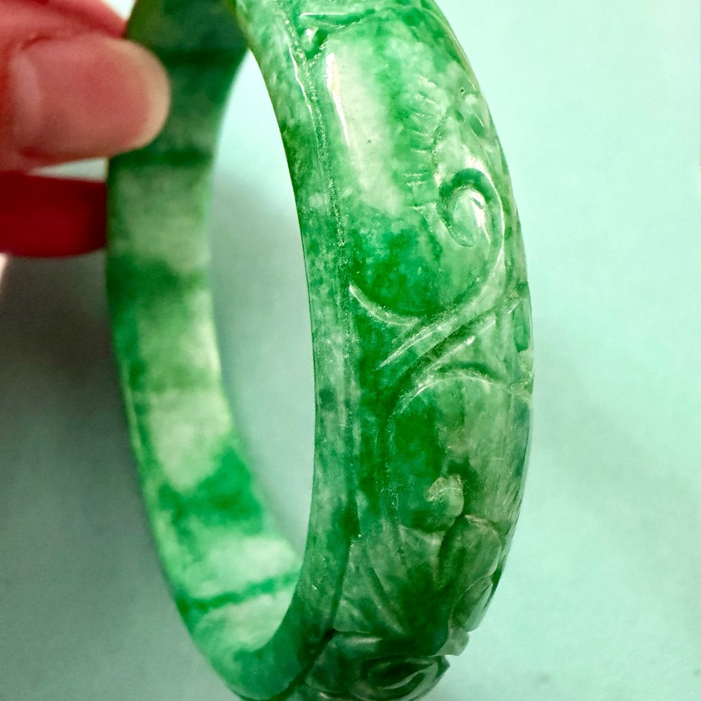 Carved Green Jade Bangle - Picture 2 of 5